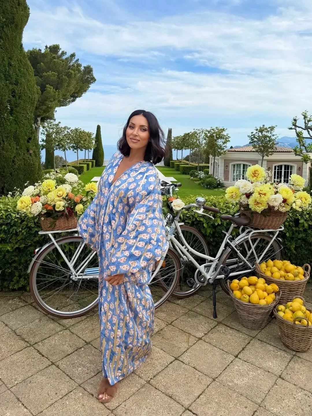 Алсу показала свои фотографии 📸   Певица поделилась новыми летними кадрами - лёгкое платье, сочные л