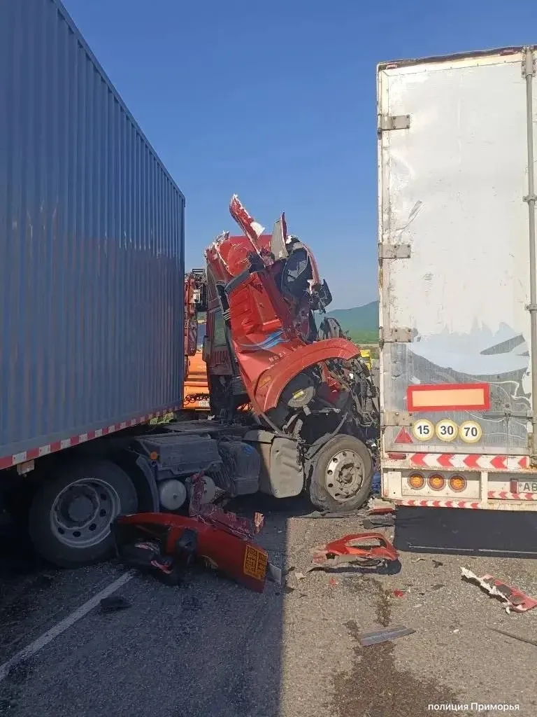 ❗️У грузовика после ДТП почти полностью снесло кабину на трассе в Приморье  На трассе «Уссурийск — П