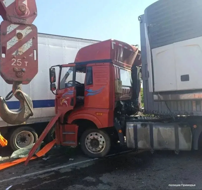 ❗️У грузовика после ДТП почти полностью снесло кабину на трассе в Приморье  На трассе «Уссурийск — П