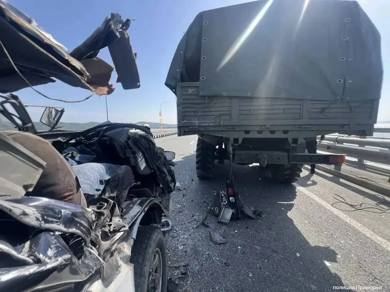 «Делика» влетела в стоящий грузовик на въезде на низководный мост во Владивостоке  Серьёзная авария 