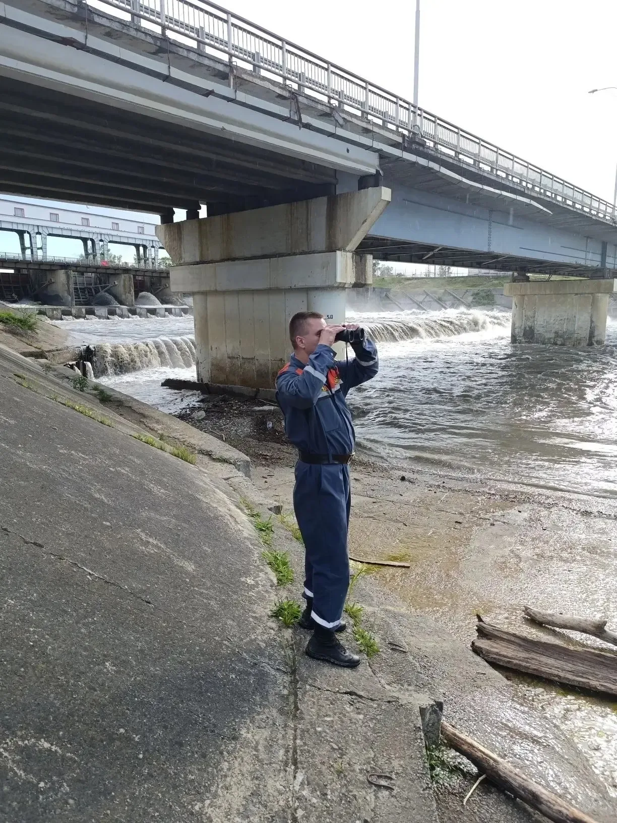 От водопадов до В. Веденеевского продолжаются поиски человека, упавшего в реку на "Белореченских вод