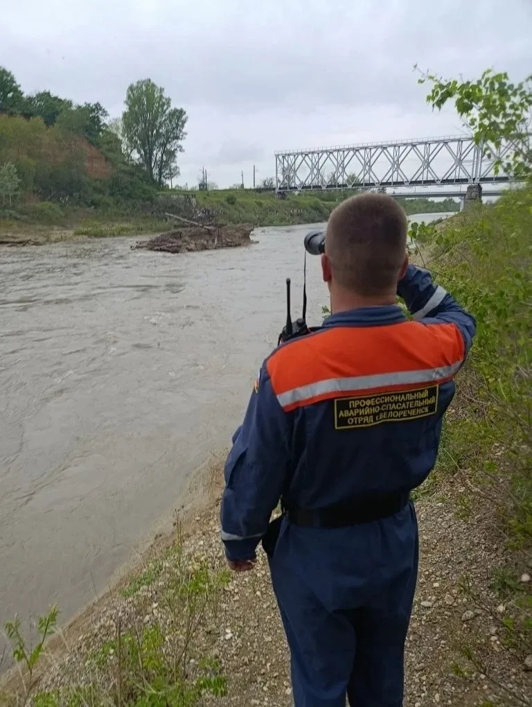 От водопадов до В. Веденеевского продолжаются поиски человека, упавшего в реку на "Белореченских вод