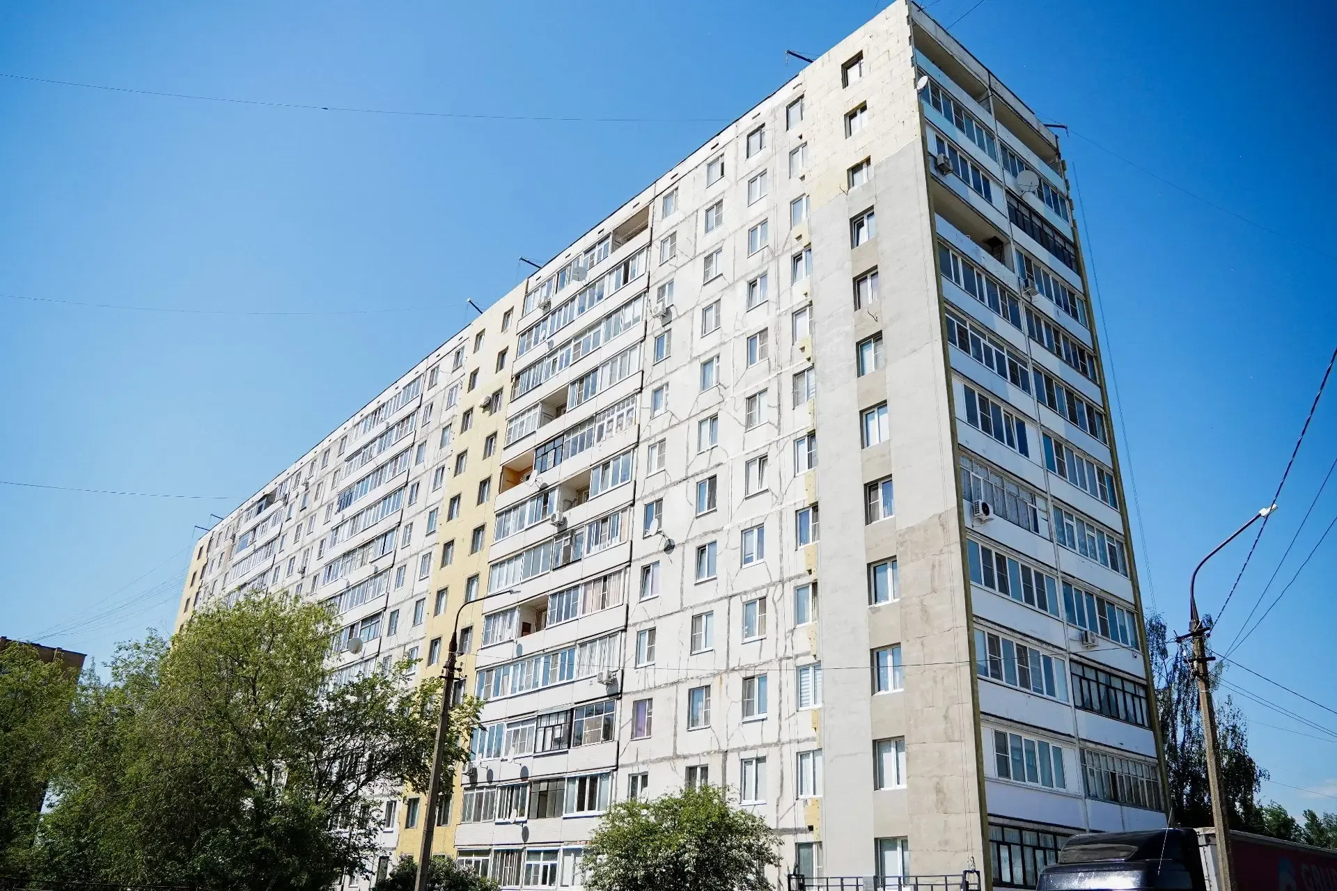 В округе в самом разгаре ремонтная кампания на многоквартирных домах   🔹 В этом году по Народной про