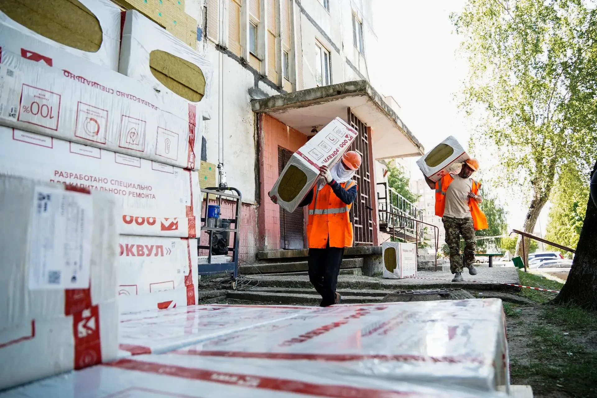 В округе в самом разгаре ремонтная кампания на многоквартирных домах   🔹 В этом году по Народной про