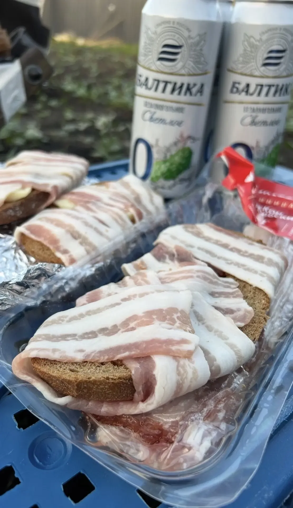 Хочу напомнить вам про вкусную дачную еду на скорую руку:  1) Горячие бутерброды с беконом Серый хле