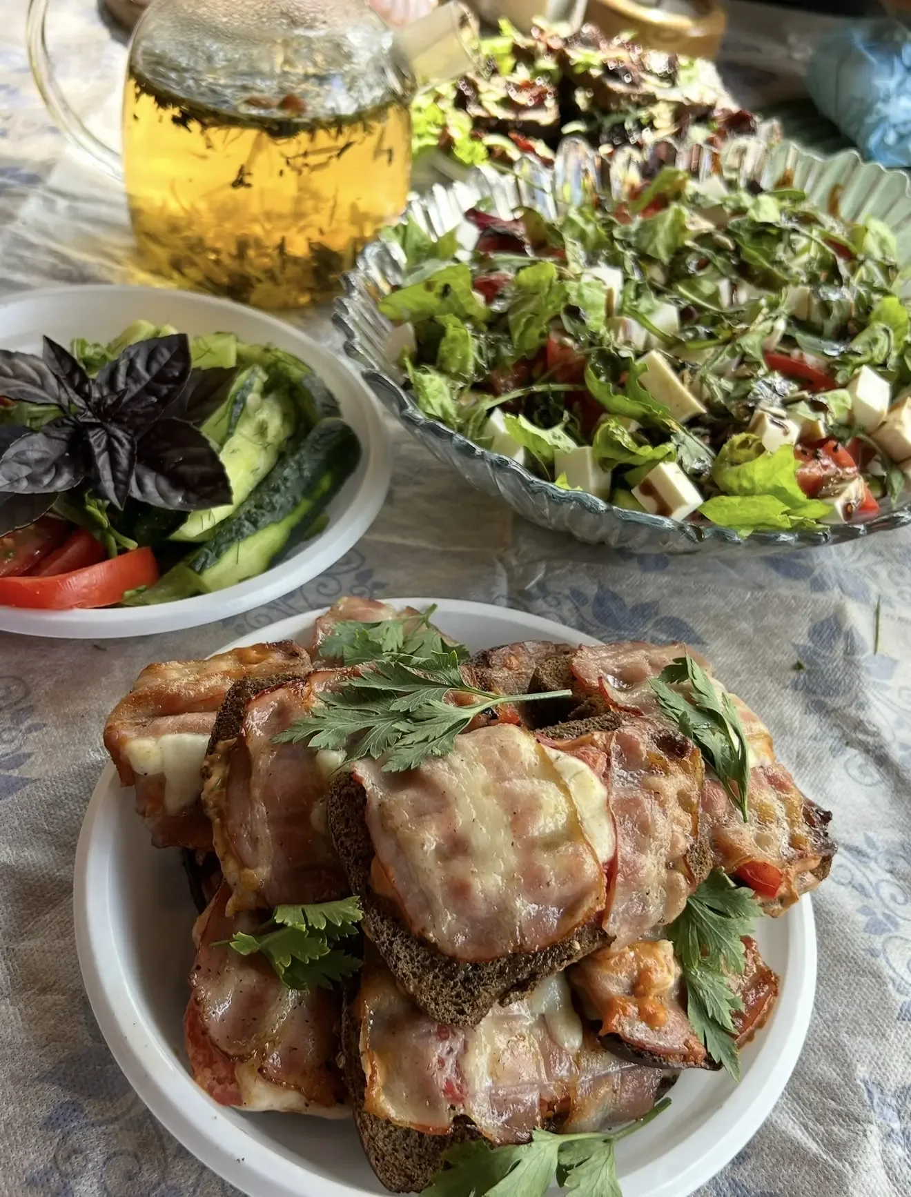 Хочу напомнить вам про вкусную дачную еду на скорую руку:  1) Горячие бутерброды с беконом Серый хле