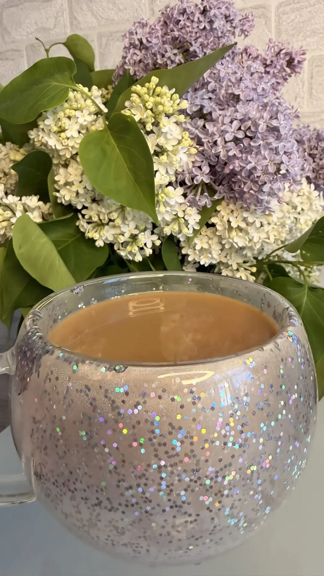 Доброе сиреневое утро💜  Пью кофе со сливками из своей любимой кружки и наслаждаюсь ароматом от букет