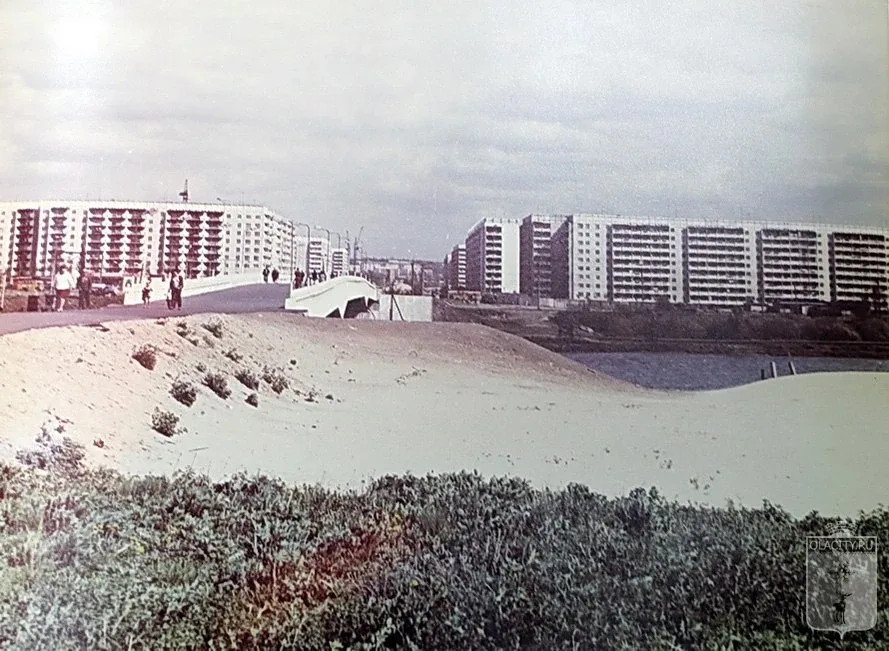 🌟Доброй ночи, друзья!   У будущего Театрального моста в 1980-х.  Наш бот любит ваши новости: написат