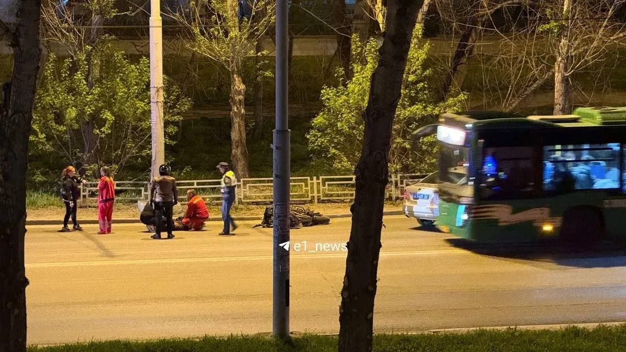 Мотоциклист сбил 17-летнюю девочку на переходе в Екатеринбурге: пострадавшая в реанимации  В Екатери