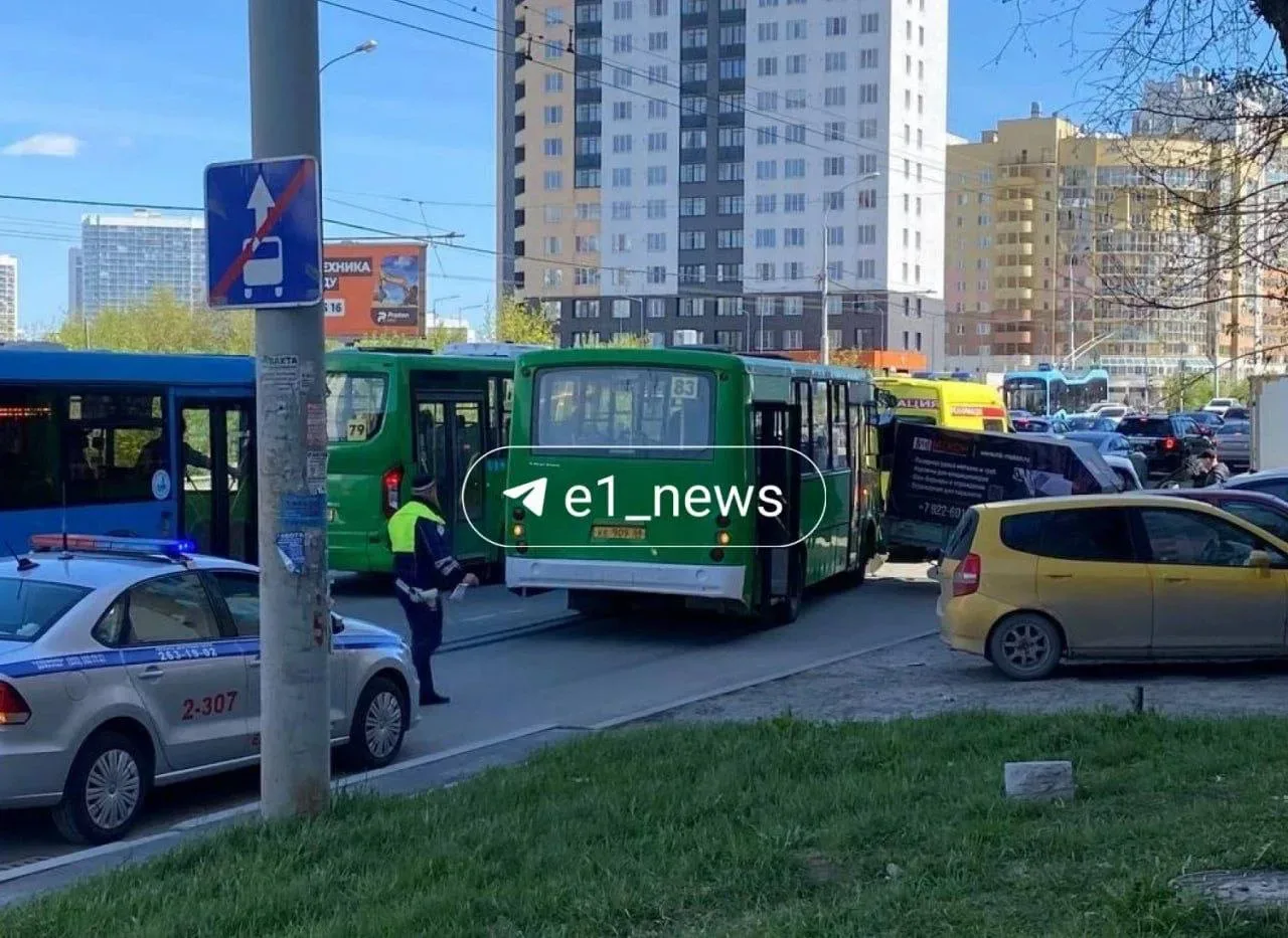 На Уктусе столкнулись 83-й автобус и легковой автомобиль  По свидетельству очевидцев, удар был мощны
