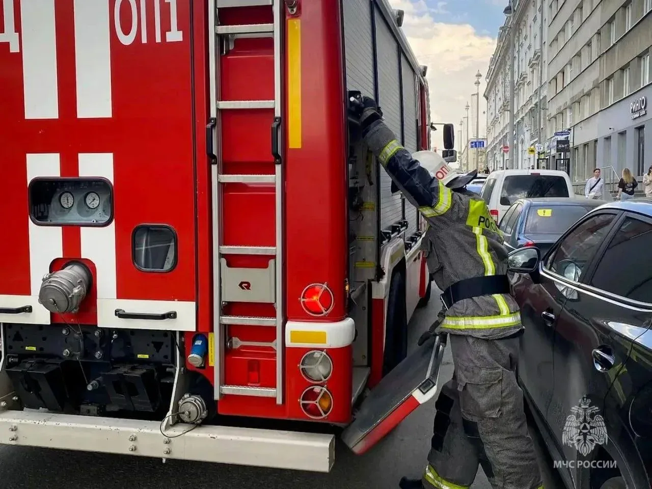 Сегодня днем в центре Екатеринбурга у отеля «Гранд Авеню» собралась толпа пожарных  Здесь прошли уче