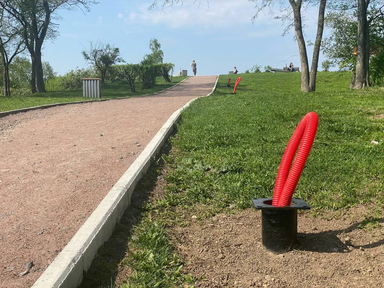 💡 В Петровском сквере устанавливают новые фонари.  Ко Дню города в сквере заменят старые светильники