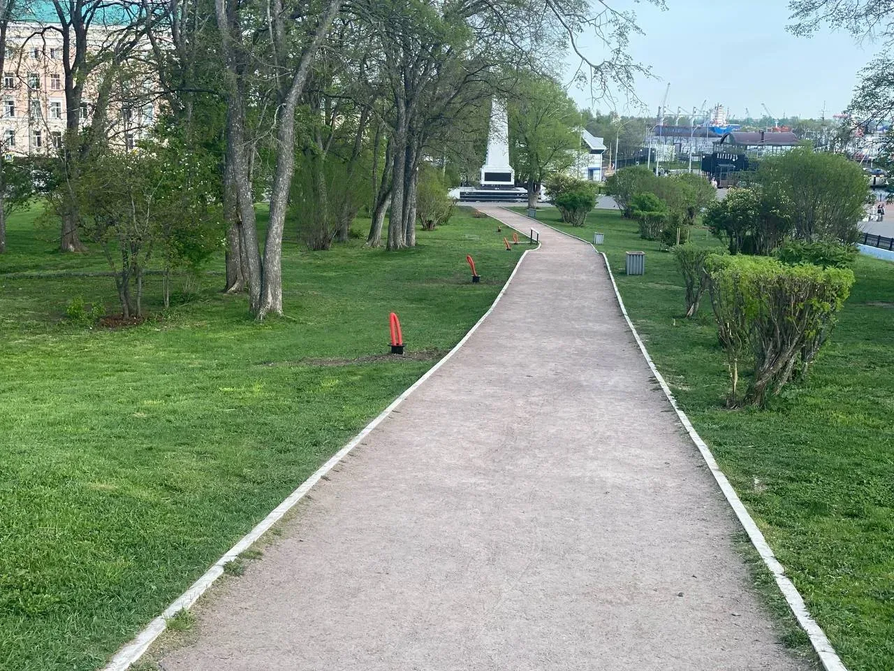 💡 В Петровском сквере устанавливают новые фонари.  Ко Дню города в сквере заменят старые светильники