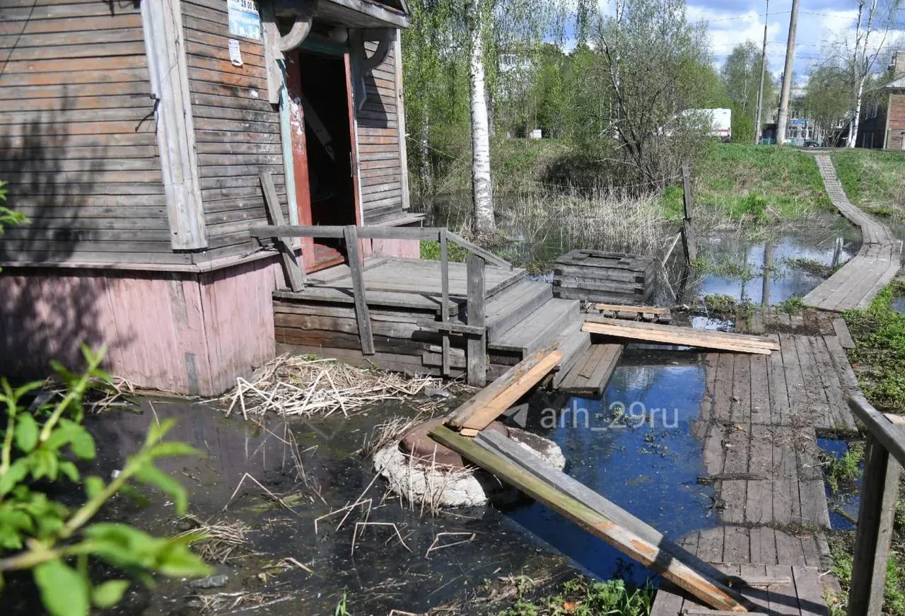 🚨 Архангельский деревянный квартал затопило канализационными стоками.  Жители домов на Ленинградском