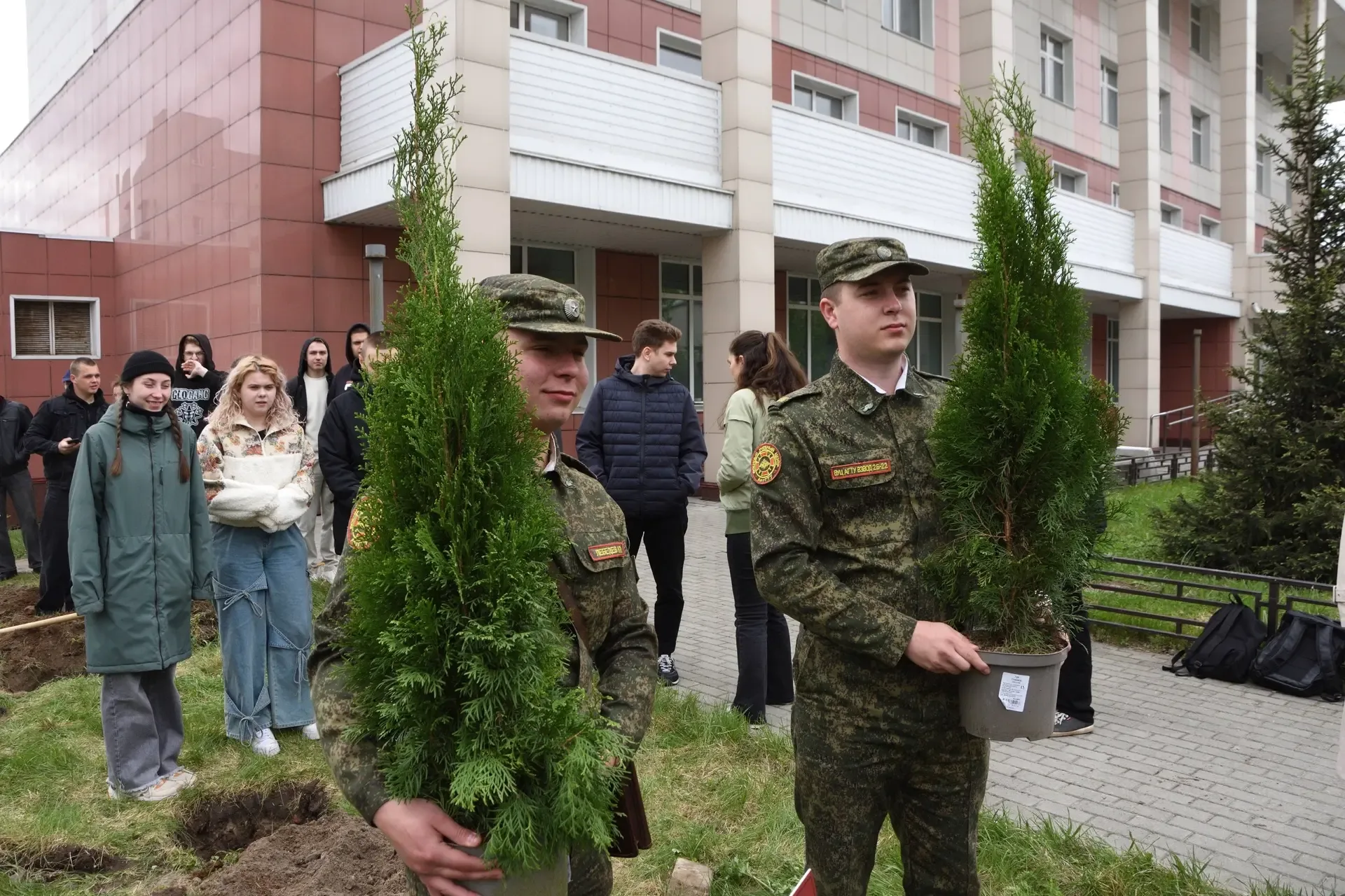 Заложили «Аллею единства»    У нового корпуса Алтайского государственного технического университета 