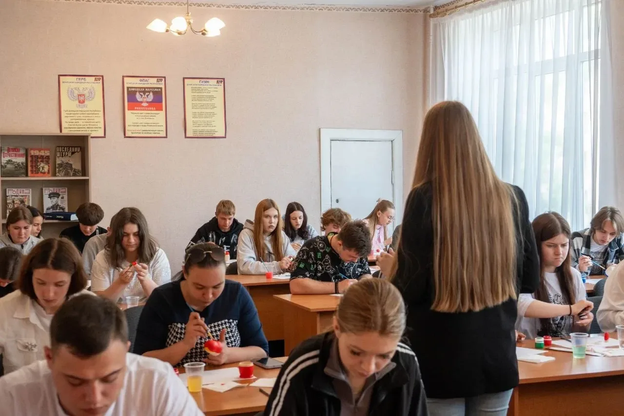 В колледже прошел мастер-класс по росписи матрёшек.🪆🪆🪆  🗓13 мая 2026 г. для студентов Шахтерского то