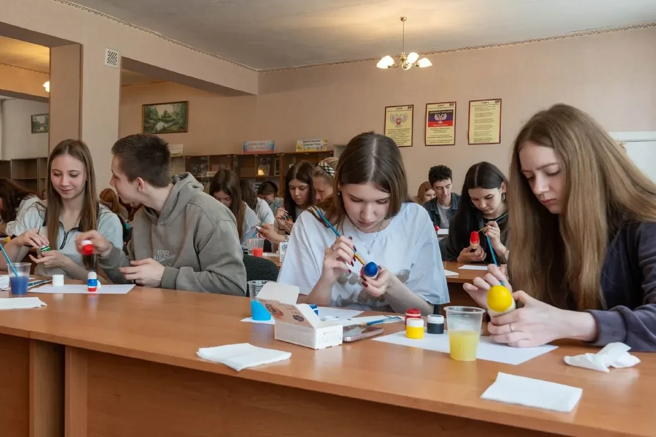В колледже прошел мастер-класс по росписи матрёшек.🪆🪆🪆  🗓13 мая 2026 г. для студентов Шахтерского то