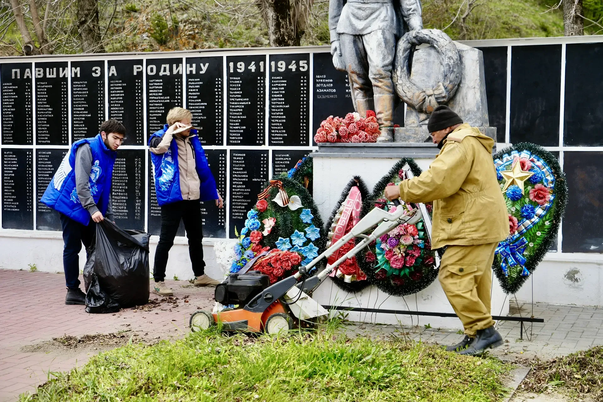 Память жива, пока мы помним и заботимся!   В рамках Всероссийской недели субботников «Мы за чистоту»