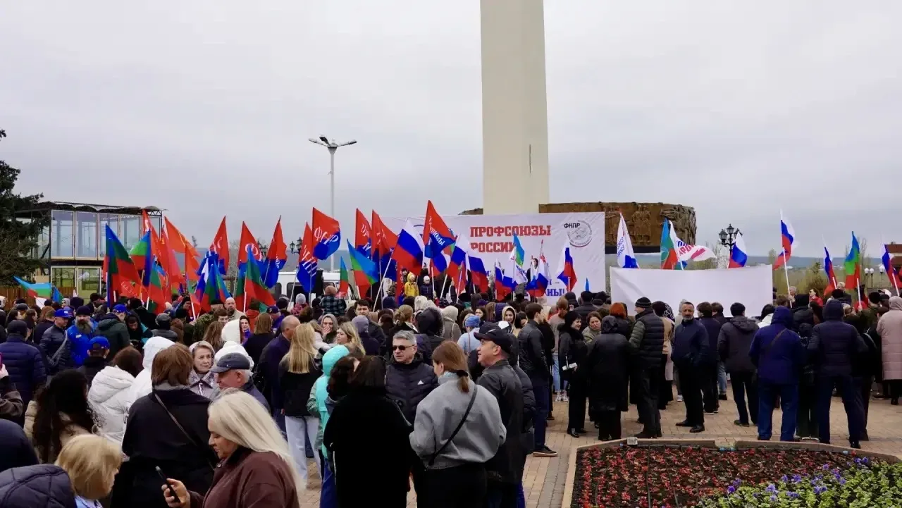 Сотрудники и студенты КЧГУ приняли участие в митинг-концерте, приуроченном к Празднику Весны и Труда