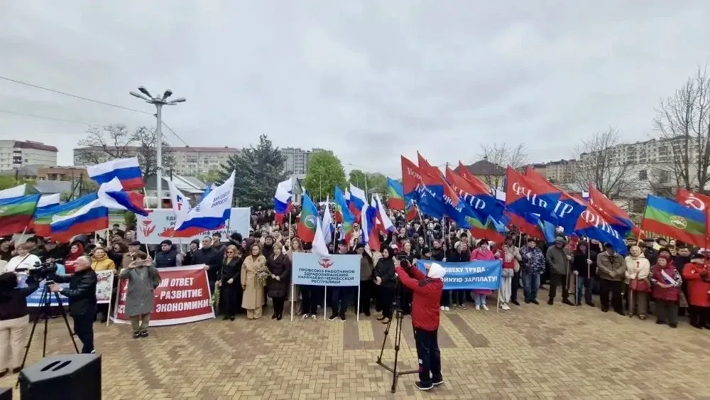 Сотрудники и студенты КЧГУ приняли участие в митинг-концерте, приуроченном к Празднику Весны и Труда