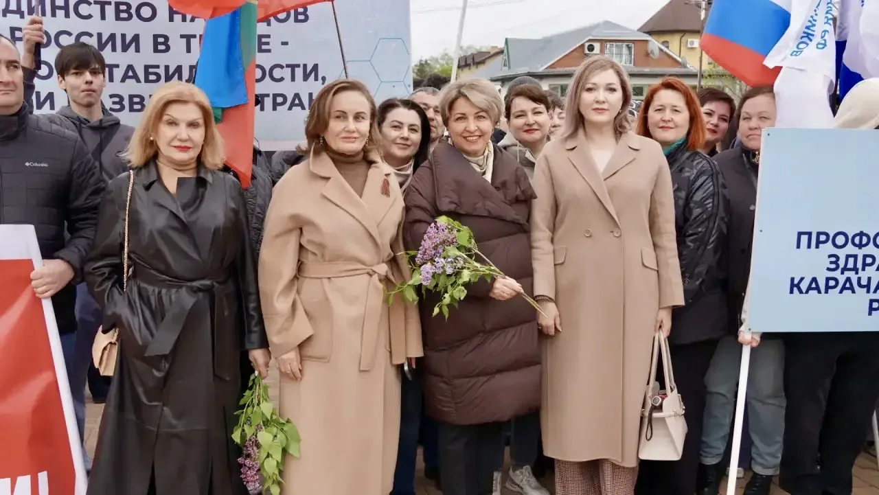 Сотрудники и студенты КЧГУ приняли участие в митинг-концерте, приуроченном к Празднику Весны и Труда