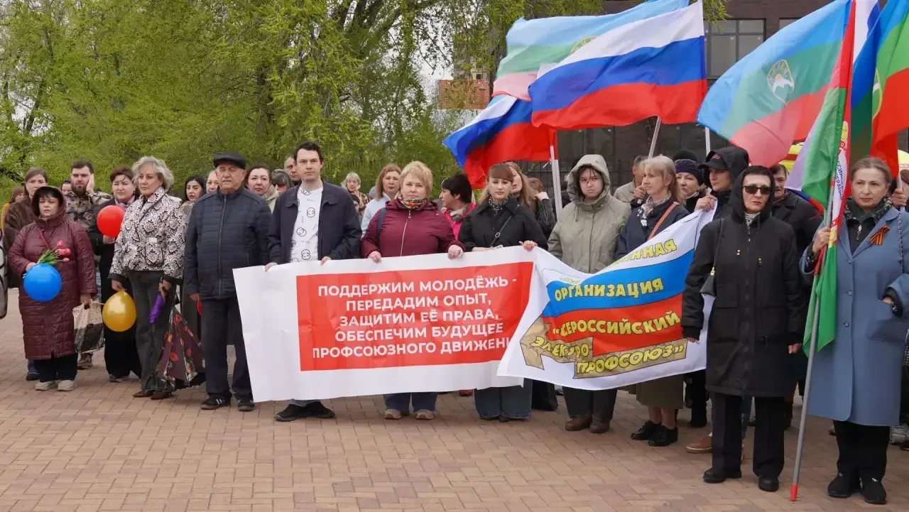 Сотрудники и студенты КЧГУ приняли участие в митинг-концерте, приуроченном к Празднику Весны и Труда
