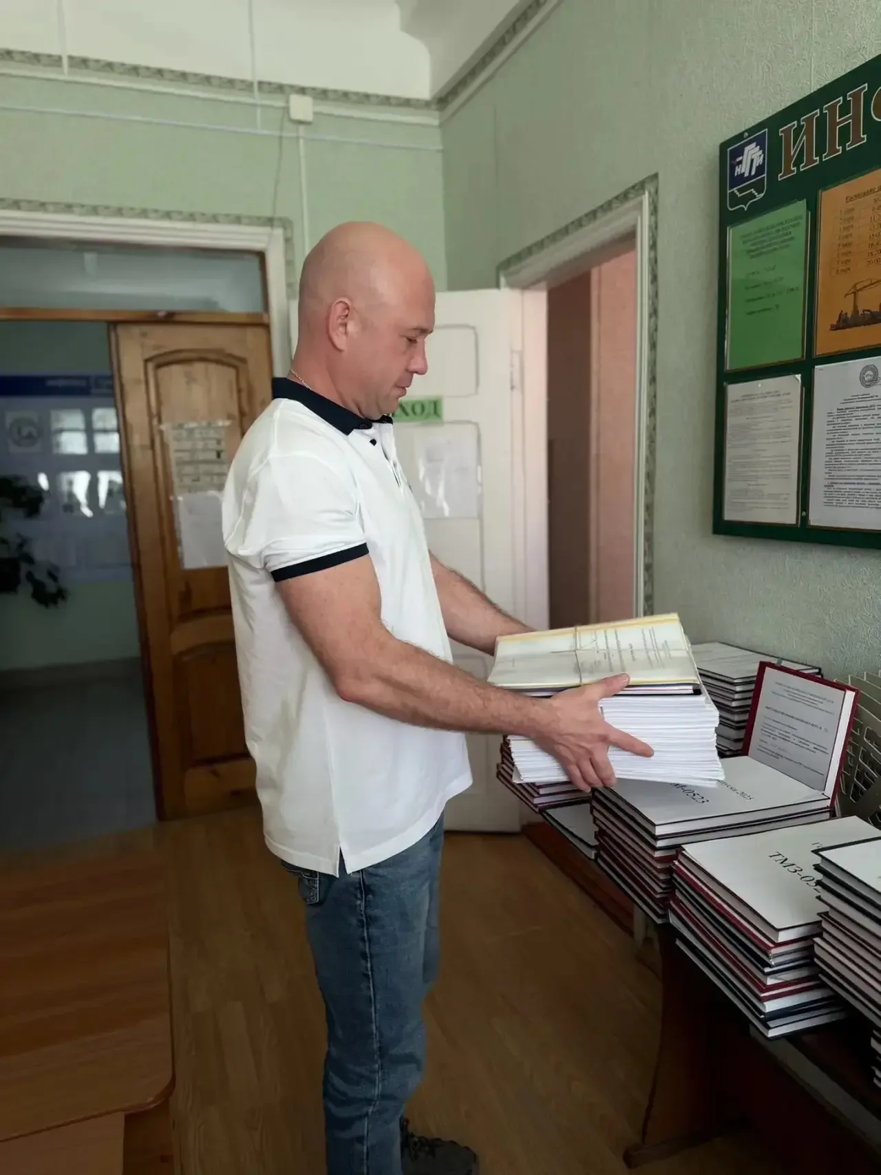 В НГГТИ состоялась экопятница  Студенты и преподаватели вышли на уборку своих участков: убрали лишню