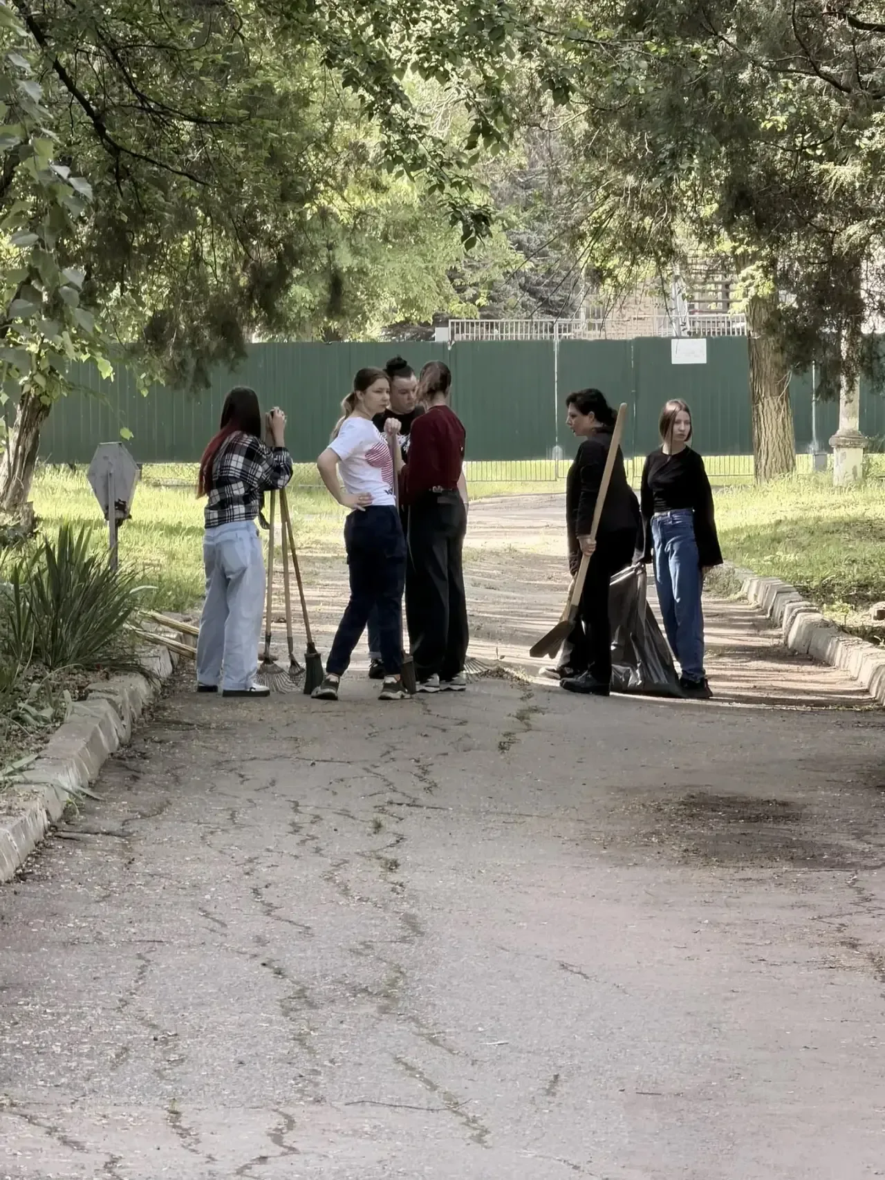 В НГГТИ состоялась экопятница  Студенты и преподаватели вышли на уборку своих участков: убрали лишню