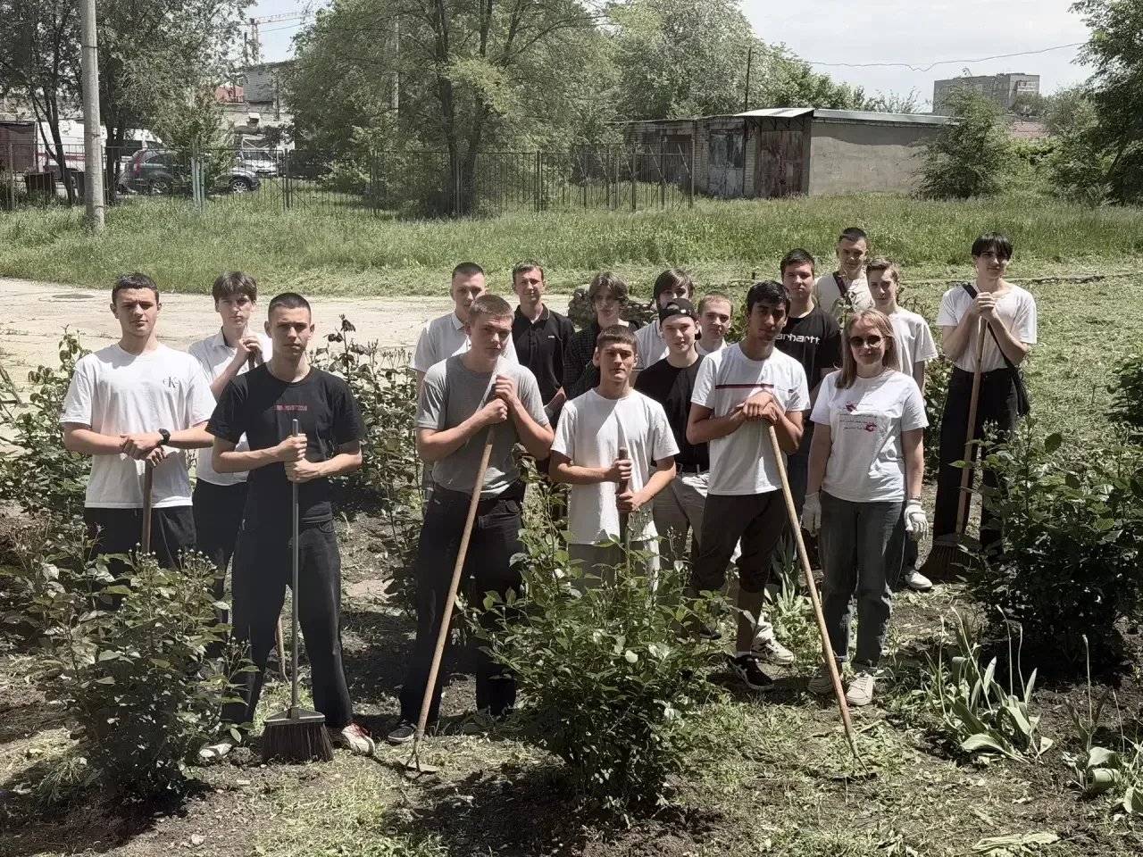В НГГТИ состоялась экопятница  Студенты и преподаватели вышли на уборку своих участков: убрали лишню
