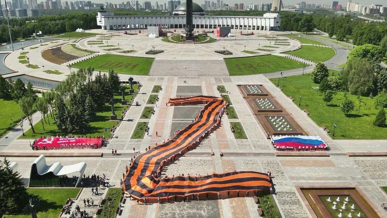🇷🇺 Масштабный флешмоб в Парке Победы  Студенты Московской международной академии в качестве активист