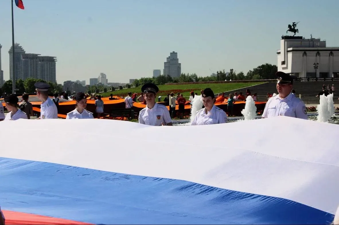 🇷🇺 Масштабный флешмоб в Парке Победы  Студенты Московской международной академии в качестве активист