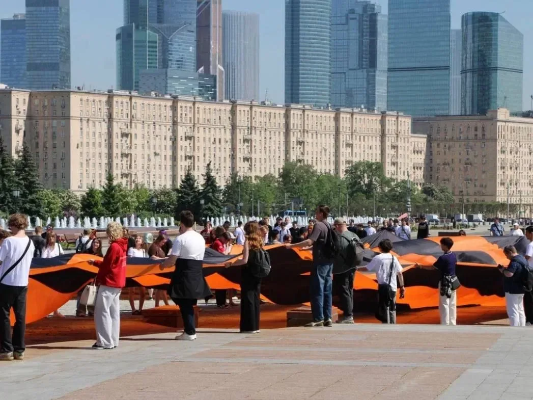 🇷🇺 Масштабный флешмоб в Парке Победы  Студенты Московской международной академии в качестве активист