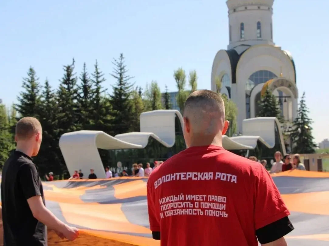 🇷🇺 Масштабный флешмоб в Парке Победы  Студенты Московской международной академии в качестве активист