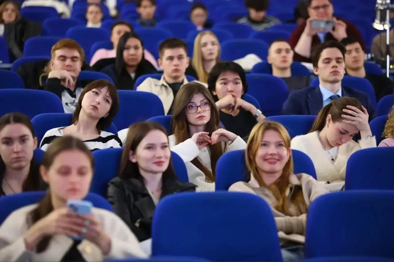 📣 Что произошло в ДВФУ за эти выходные? Рассказываем!  • Ректор ДВФУ поздравил студентов и сотрудник