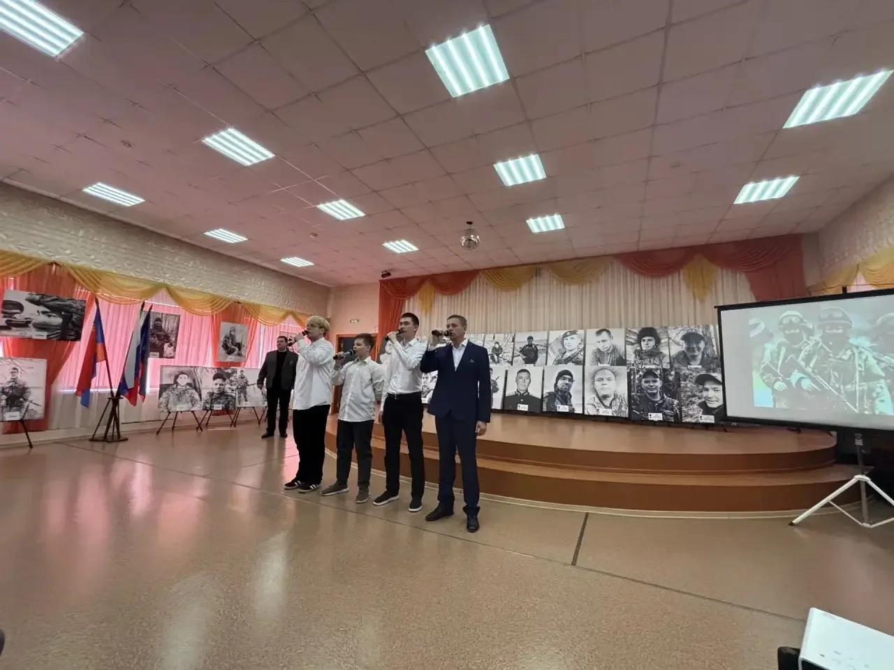 В Мончегорской коррекционной школе открылась передвижная выставка «Лики Героев», посвящённая мончего