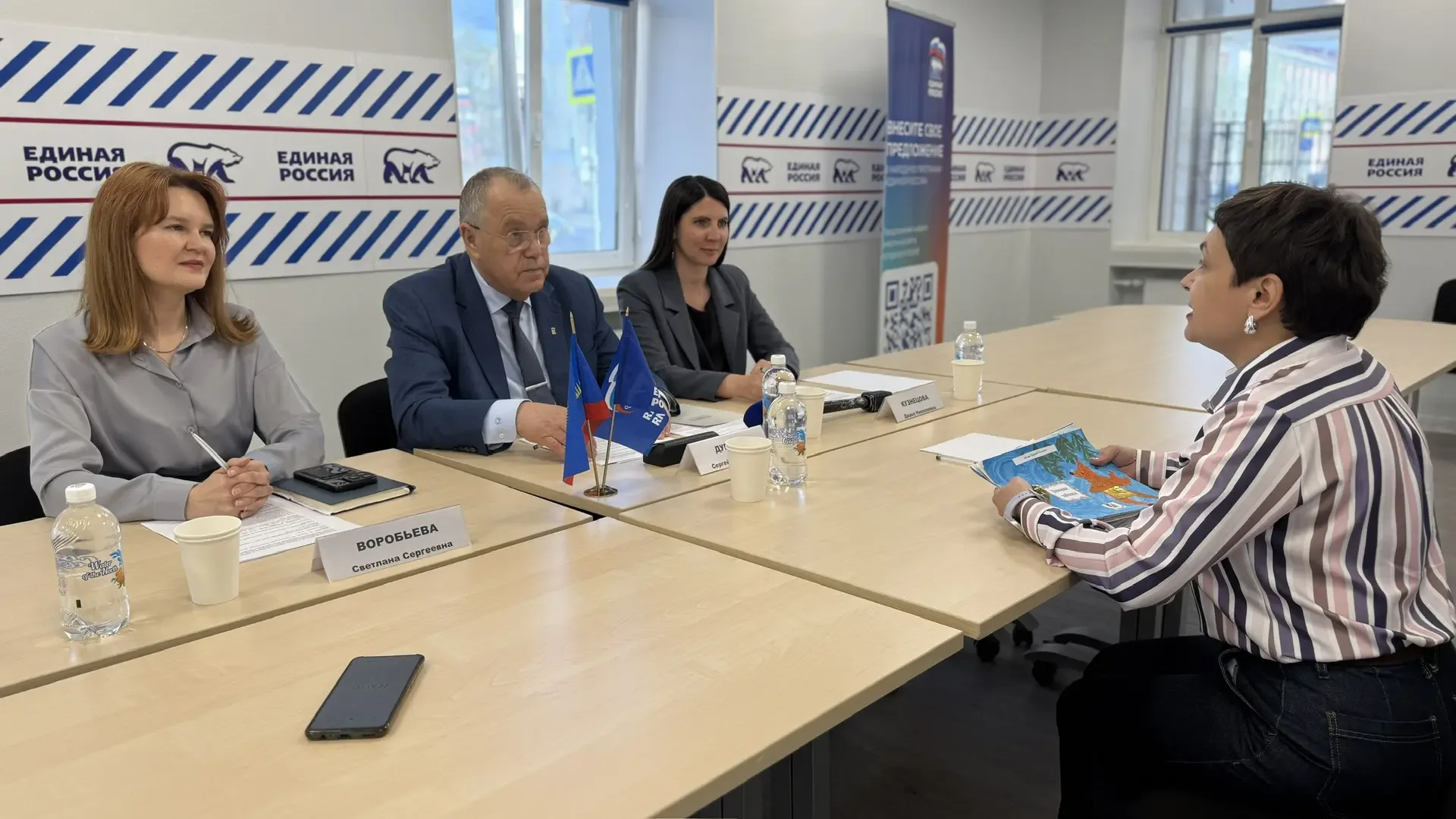Вместе с председателем регионального парламента Сергеем Дубовым на площадке штаба «Единой России» ре