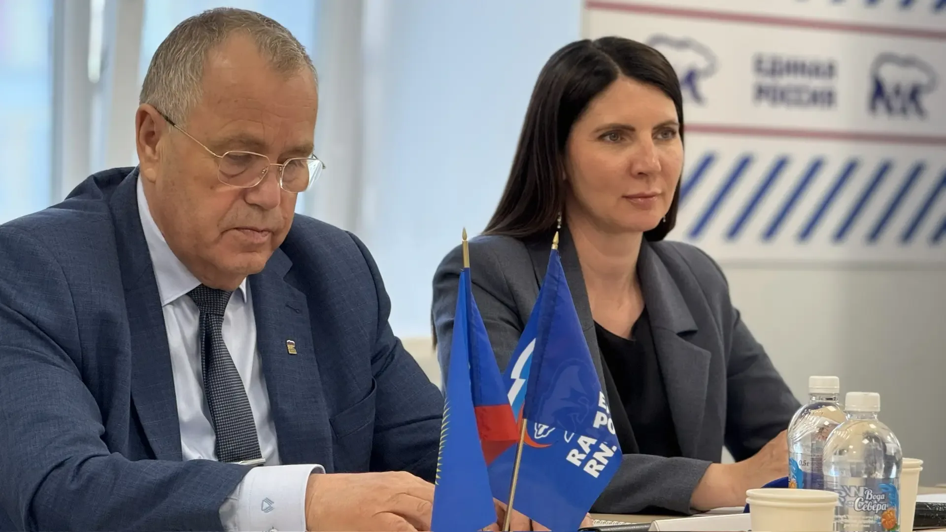 Вместе с председателем регионального парламента Сергеем Дубовым на площадке штаба «Единой России» ре