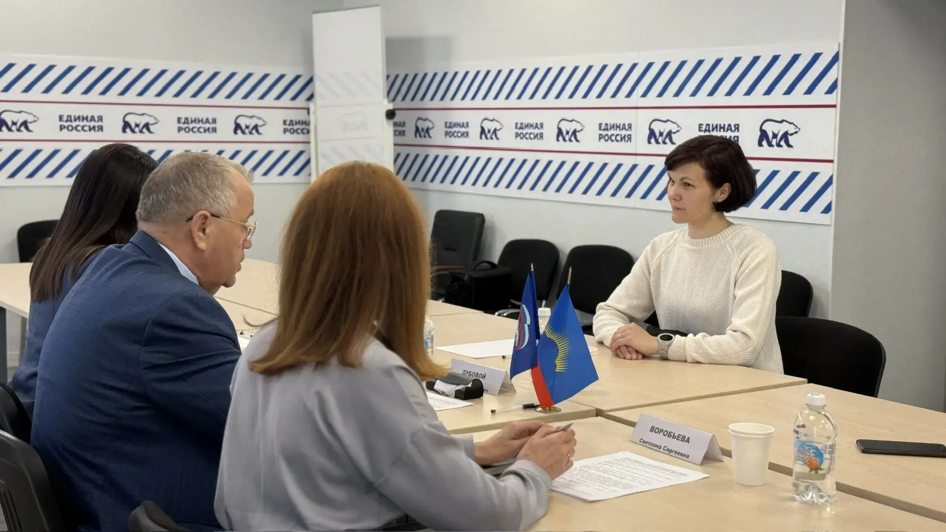 Вместе с председателем регионального парламента Сергеем Дубовым на площадке штаба «Единой России» ре