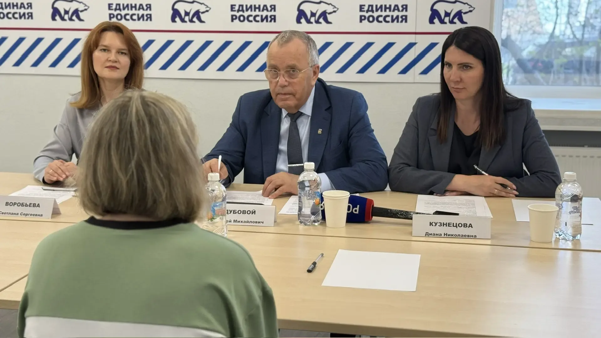 Вместе с председателем регионального парламента Сергеем Дубовым на площадке штаба «Единой России» ре