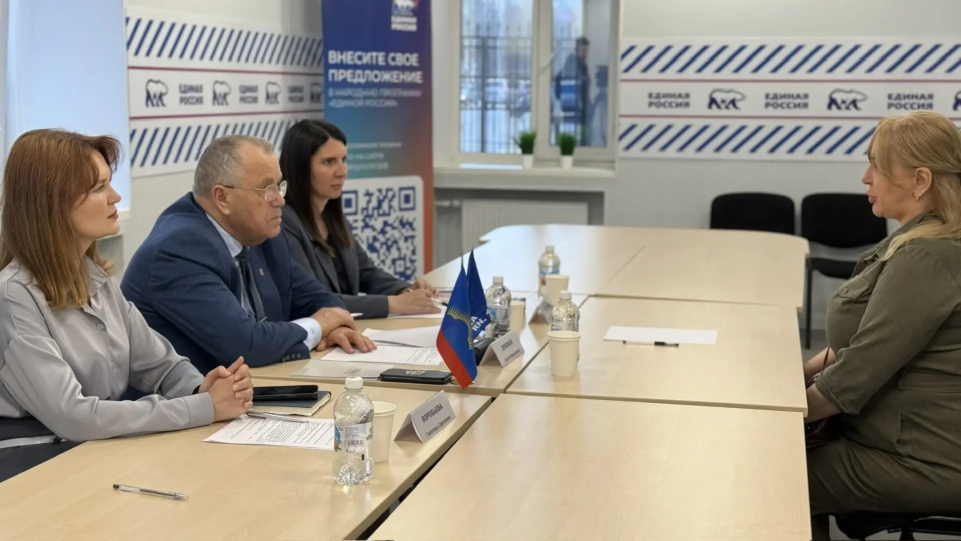 Вместе с председателем регионального парламента Сергеем Дубовым на площадке штаба «Единой России» ре