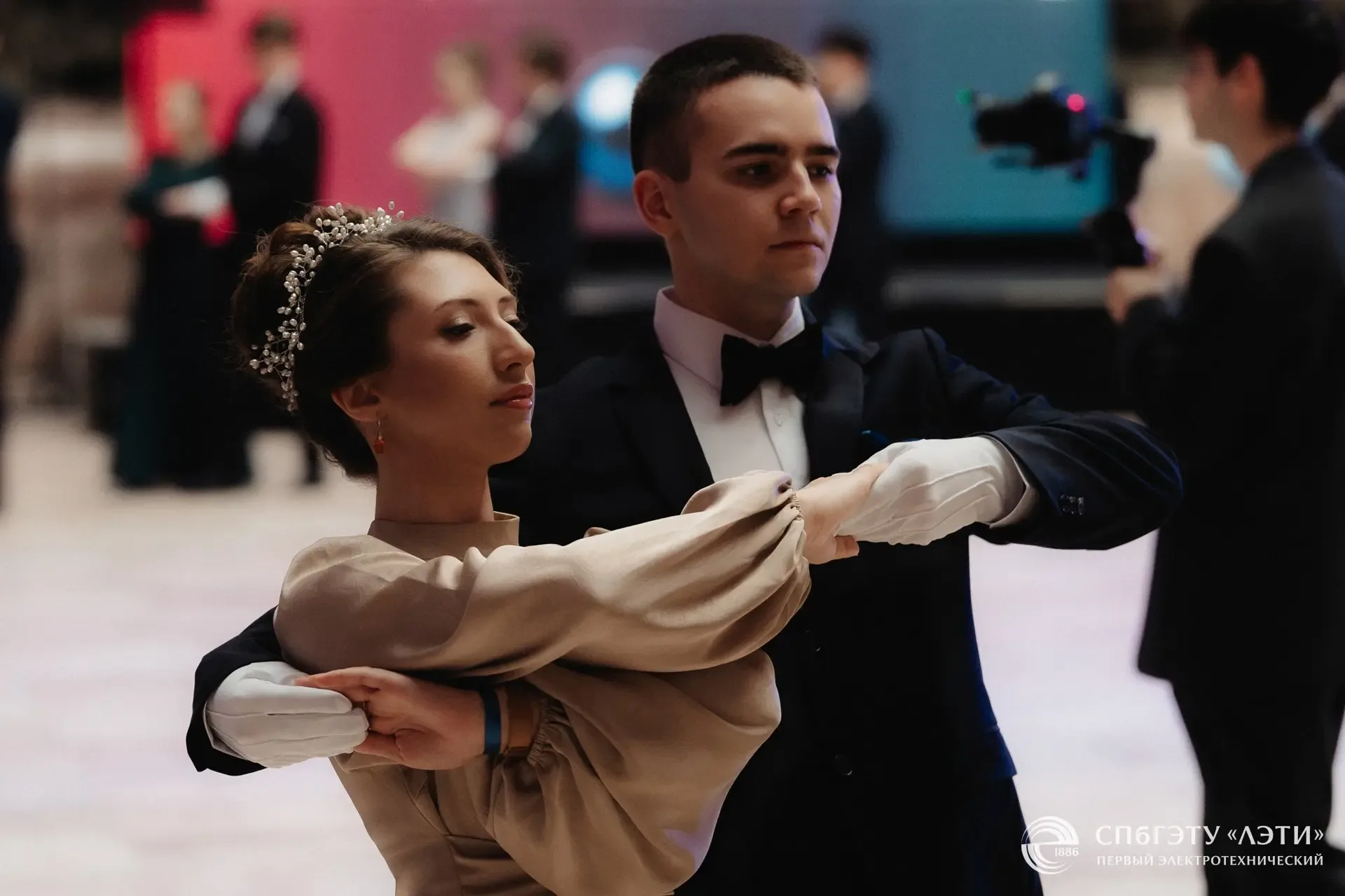 ✨ Вальс, что кружит над временем  Более 500 студентов, выпускников и преподавателей ЛЭТИ собрались в
