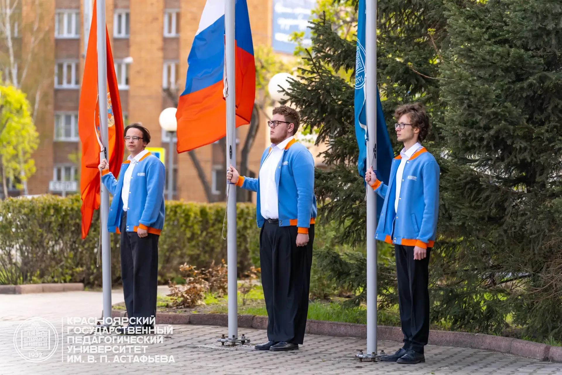 В КГПУ прошла торжественная церемония поднятия флага 🇷🇺  Право торжественно поднять  государственный