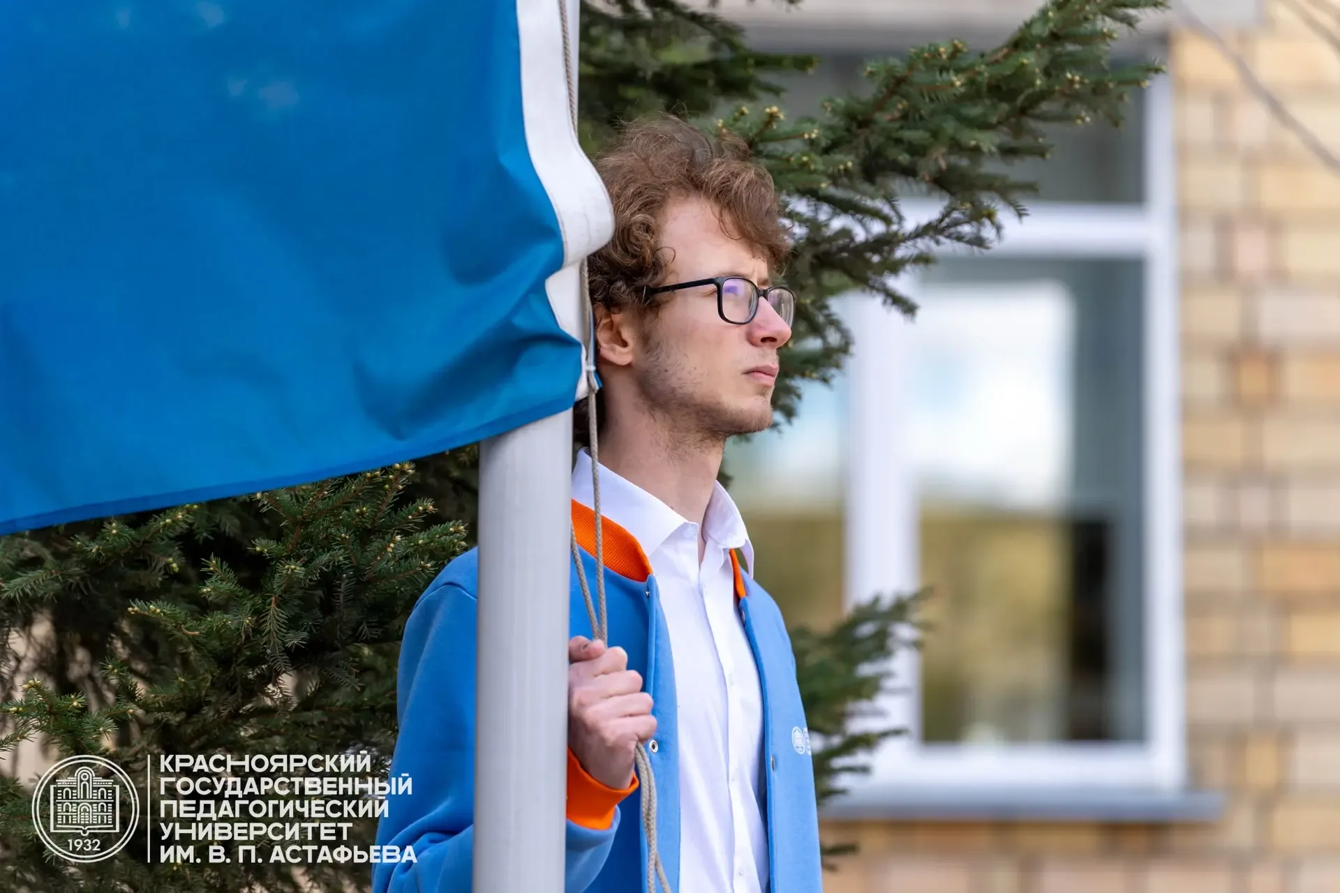 В КГПУ прошла торжественная церемония поднятия флага 🇷🇺  Право торжественно поднять  государственный