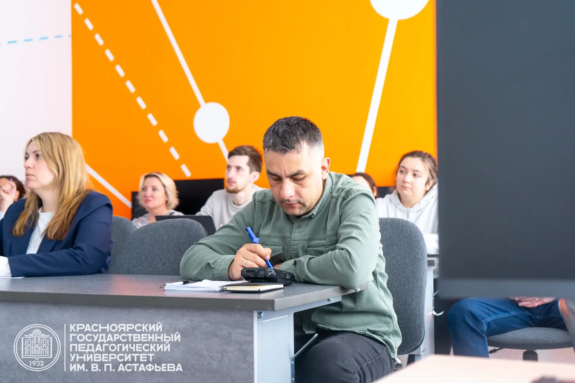 В КГПУ прошел открытый урок по использованию нейросетей 📱  В Технопарке универсальных педагогических