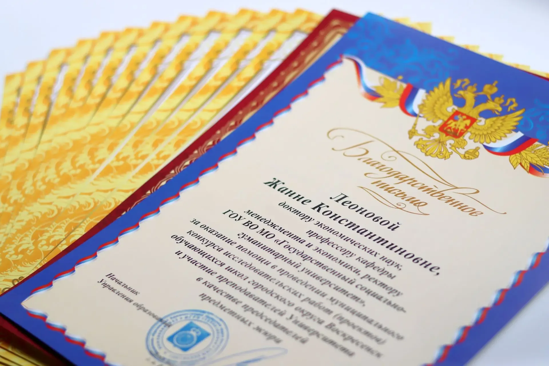 Плоды партнерства 🍎🤝  Во-о-от столько благодарностей руководству и преподавателям универа привезла и