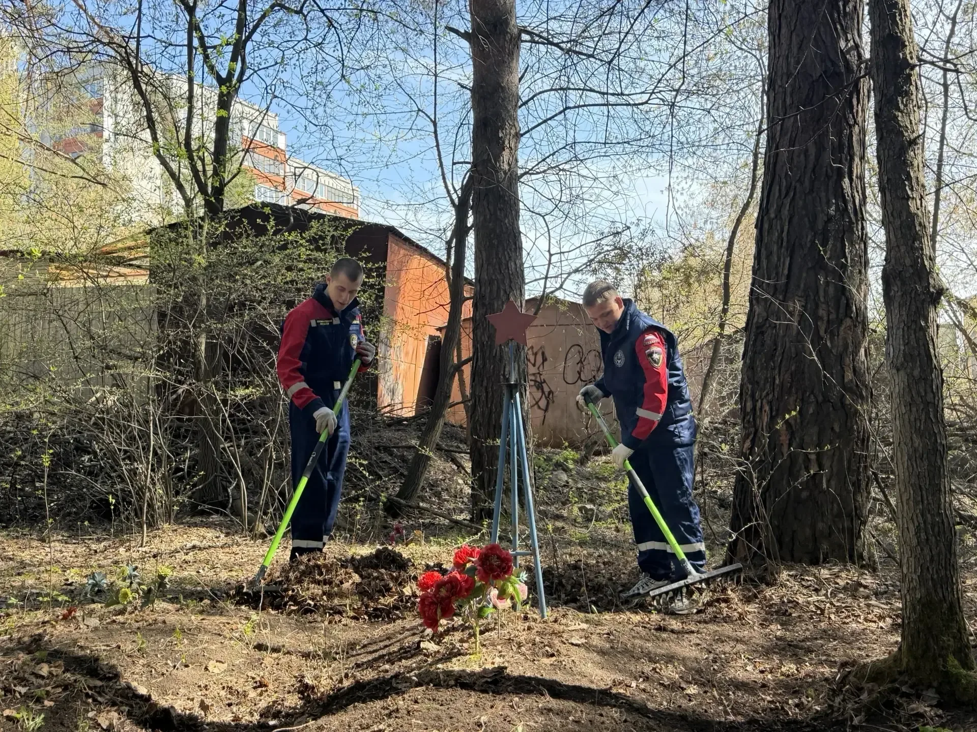 Память в делах: субботник на воинском захоронении 🕊  Сегодня, 5 мая, в преддверии 81-й годовщины Вел