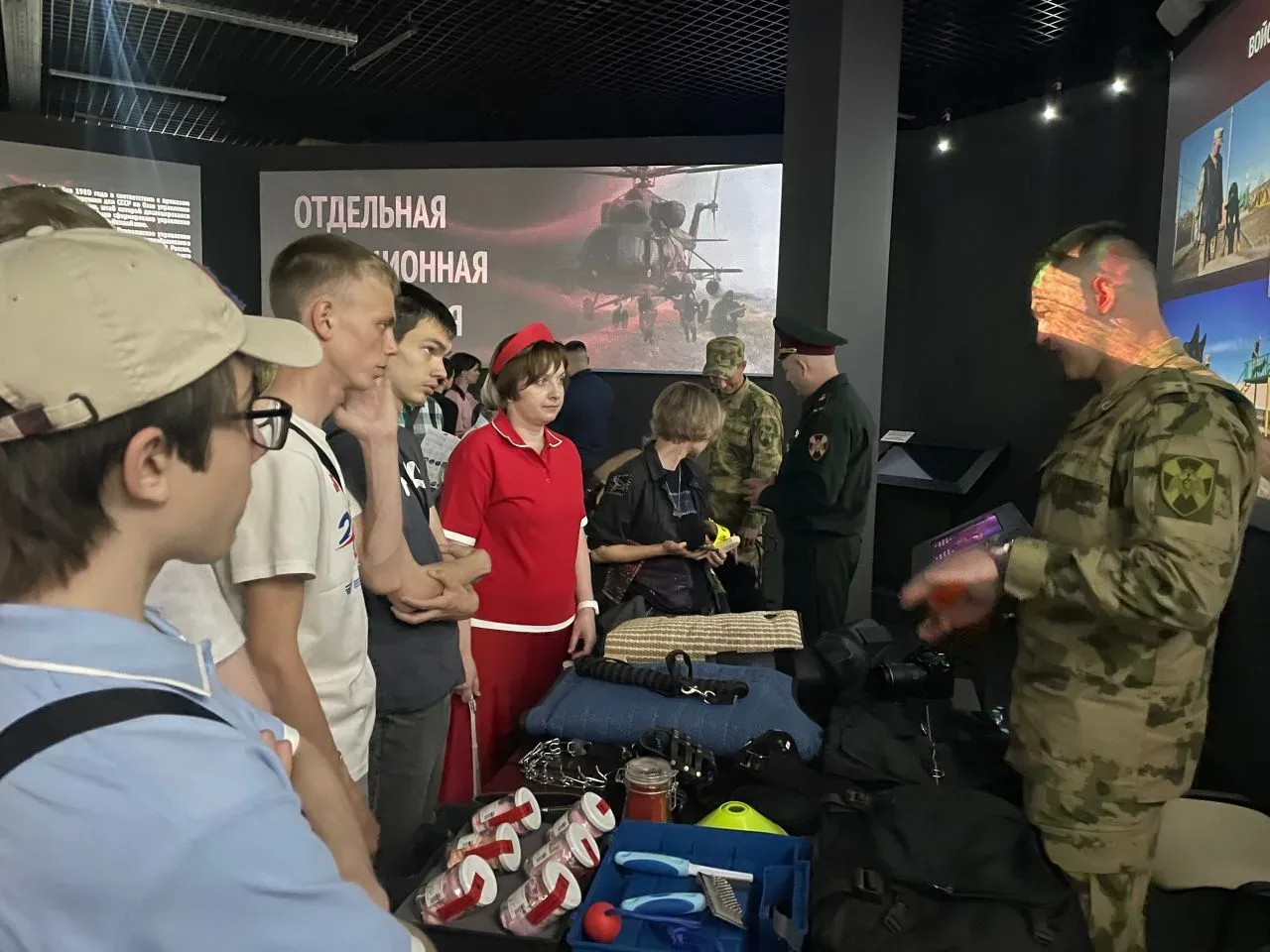 В Саратове в "Ночь музеев" выставку Росгвардии посетило более 500 человек  📚Мультимедийная выставка 
