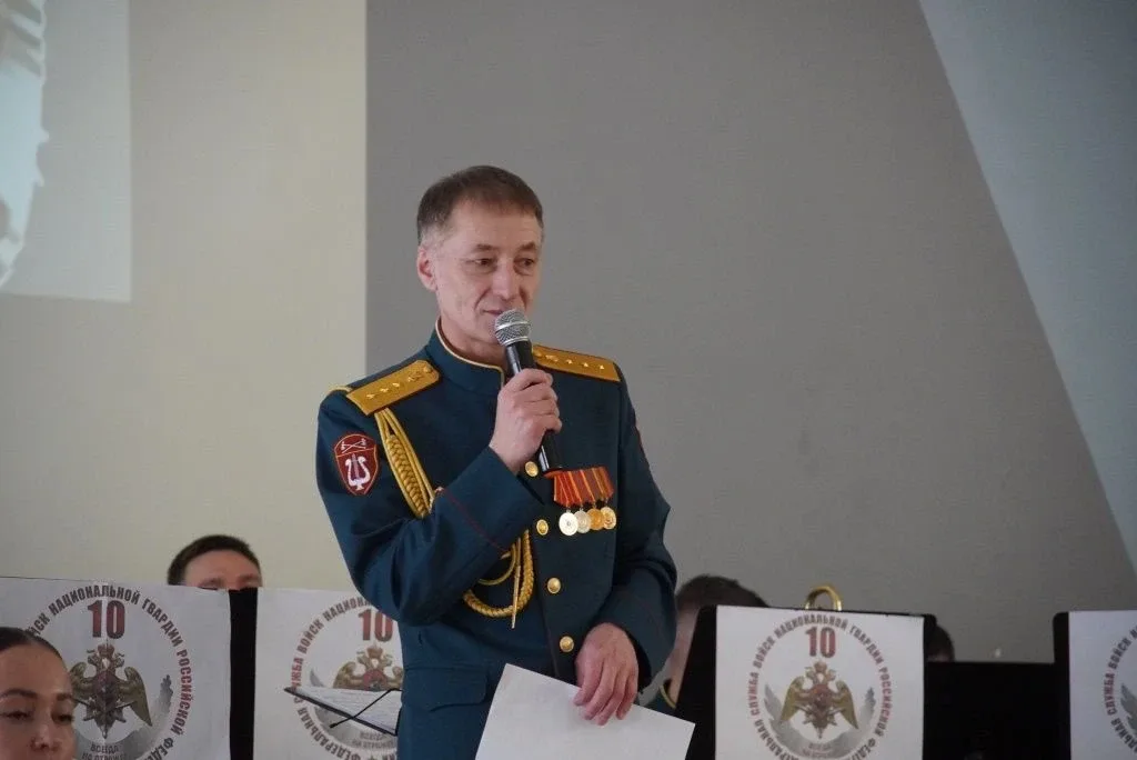 Военный оркестр «Волжские берега» поздравил школьников Чебоксар с наступающей 81-й годовщиной Победы