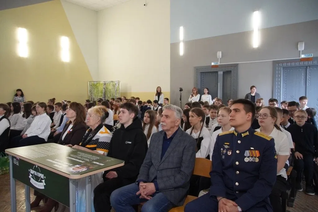 Военный оркестр «Волжские берега» поздравил школьников Чебоксар с наступающей 81-й годовщиной Победы
