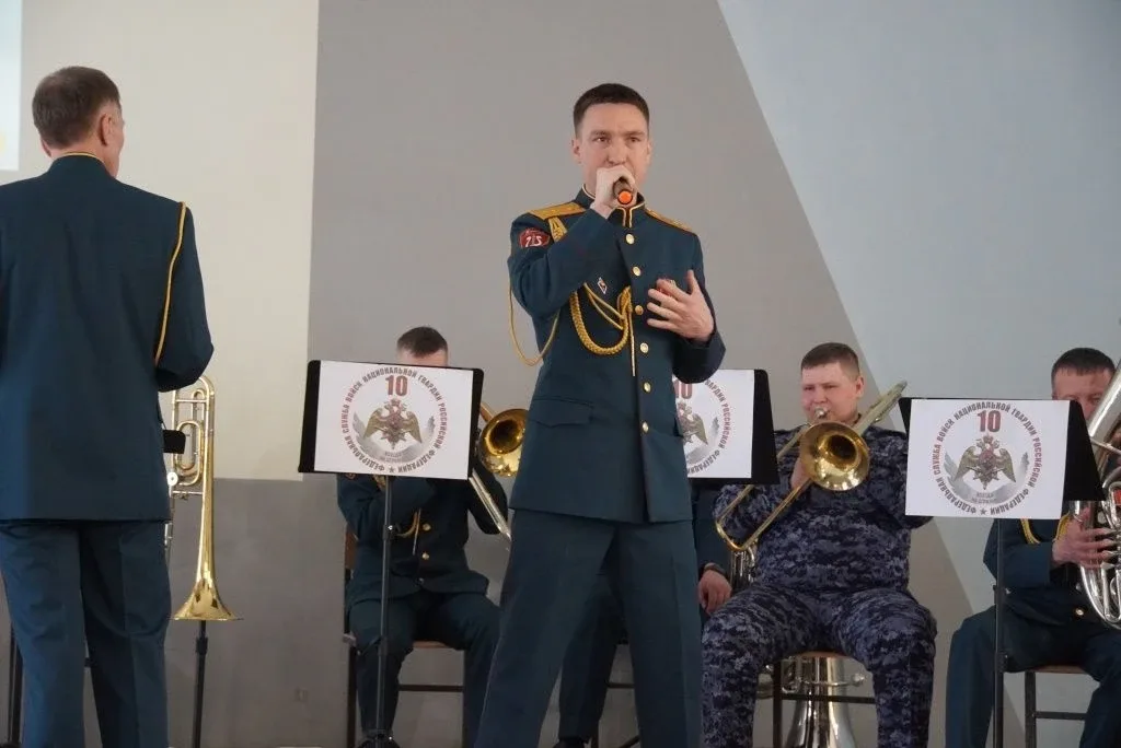 Военный оркестр «Волжские берега» поздравил школьников Чебоксар с наступающей 81-й годовщиной Победы